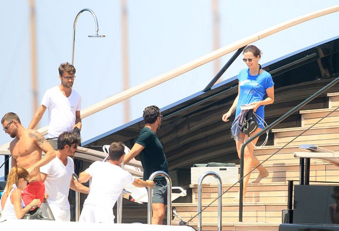 Roberta Armani, sobrina del diseñador italiano, disfrutando de una jornada en alta mar en compañía de unos amigos en julio de 2014.
