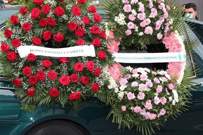 Isabel Pantoja envía una corona de flores a su consuegro