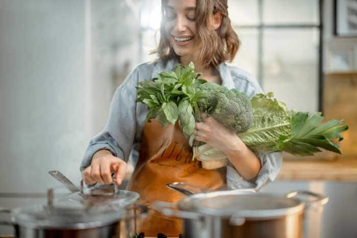 mujer cocinando verduras