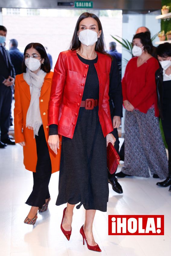 La Reina escucha a la crítica internacional y recupera su chaqueta de cuero roja