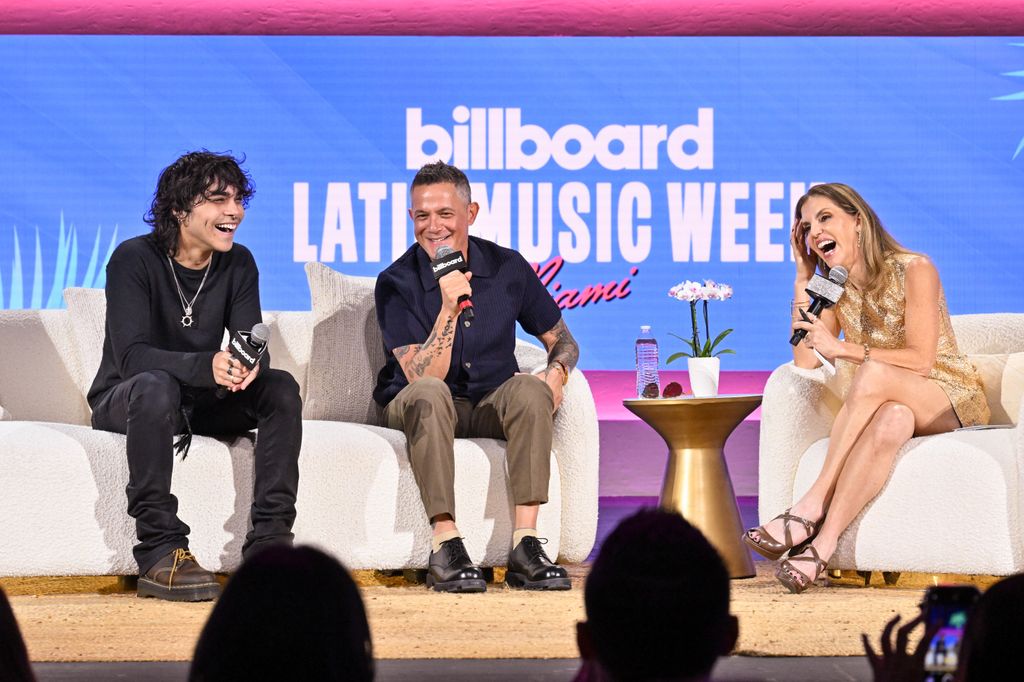 Alejandro Sanz y su hijo Alexander charlaron con Leila Cobo en un evento previo a los Premios Billboard de la Música Latina 2024.