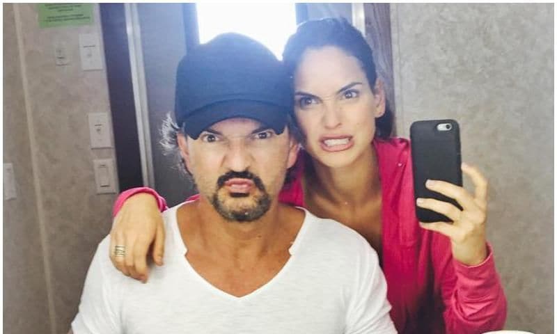 adria ricardo arjona selfie camerino 01