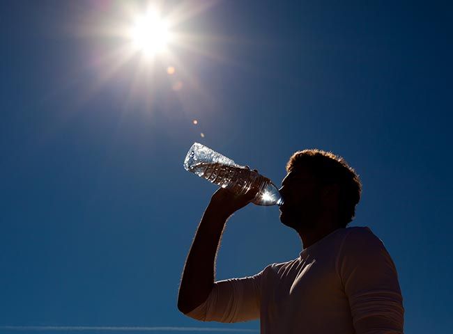 hombre bebiendo agua