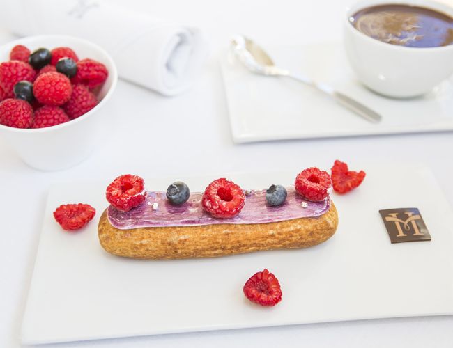 El pastel éclair es un clásico de la repostería francesa cuyo origen se remonta a la vida en la Corte del siglo XIX. Son conocidos como “petite duchesse” ('pequeña duquesa') en homenaje a la menor de las hijas de la Familia Real.
