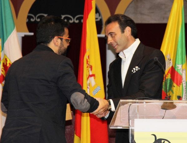 El alcalde de Olivenza, saludando a Enrique Ponce © FIT
