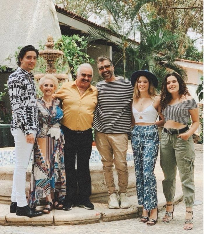 Vicente Fernández y su familia