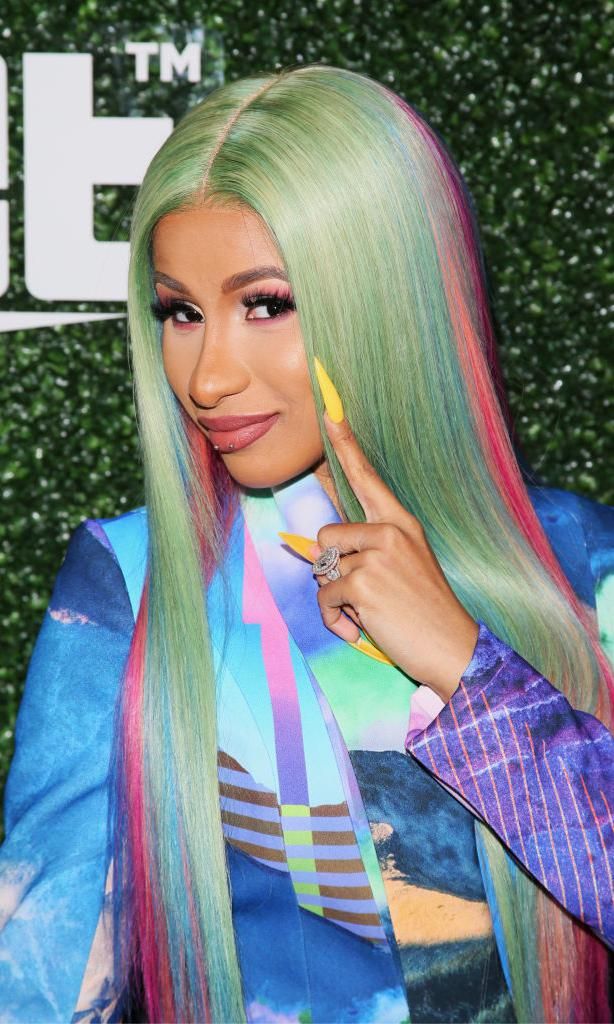 cardi b usando una peluca color menta