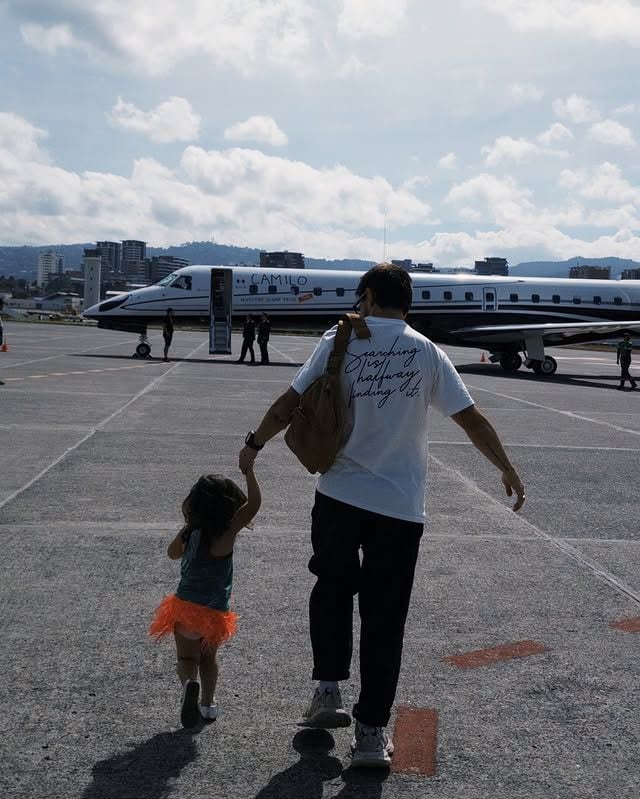 Camilo y su hija Índigo abordaron el avión de la mano