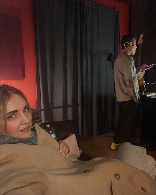 Fedez grabando música con Chiara Ferragni como testigo