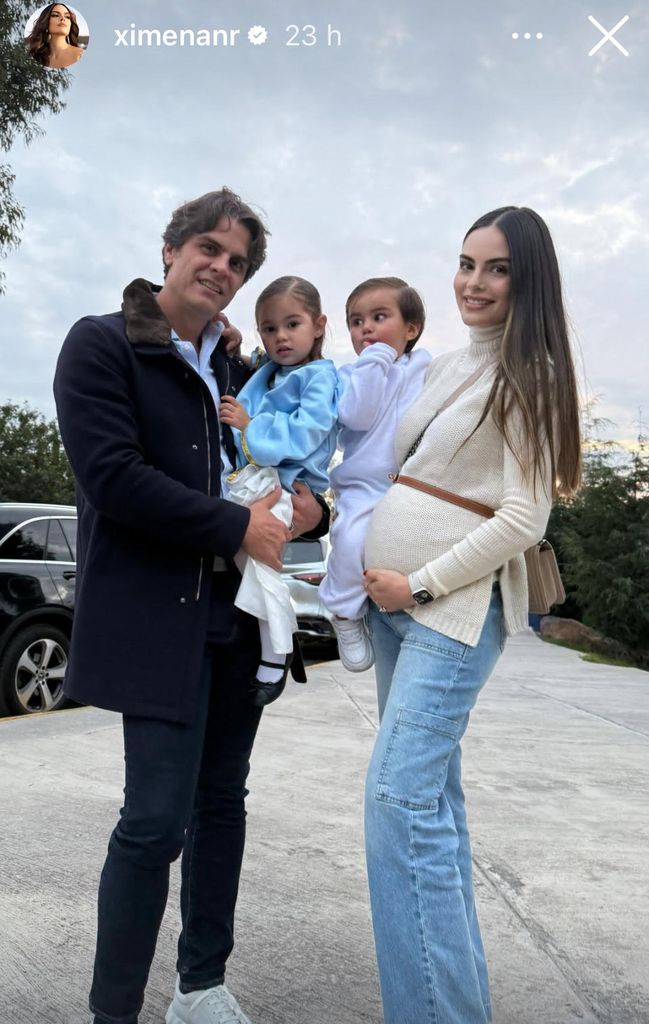 Ximena Navarrete y su familia.