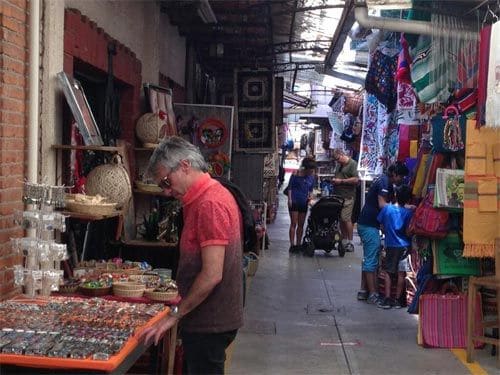 Sergio colgó esta foto, en la que se le ve en un mercadillo de México, en Twitter para sus fans