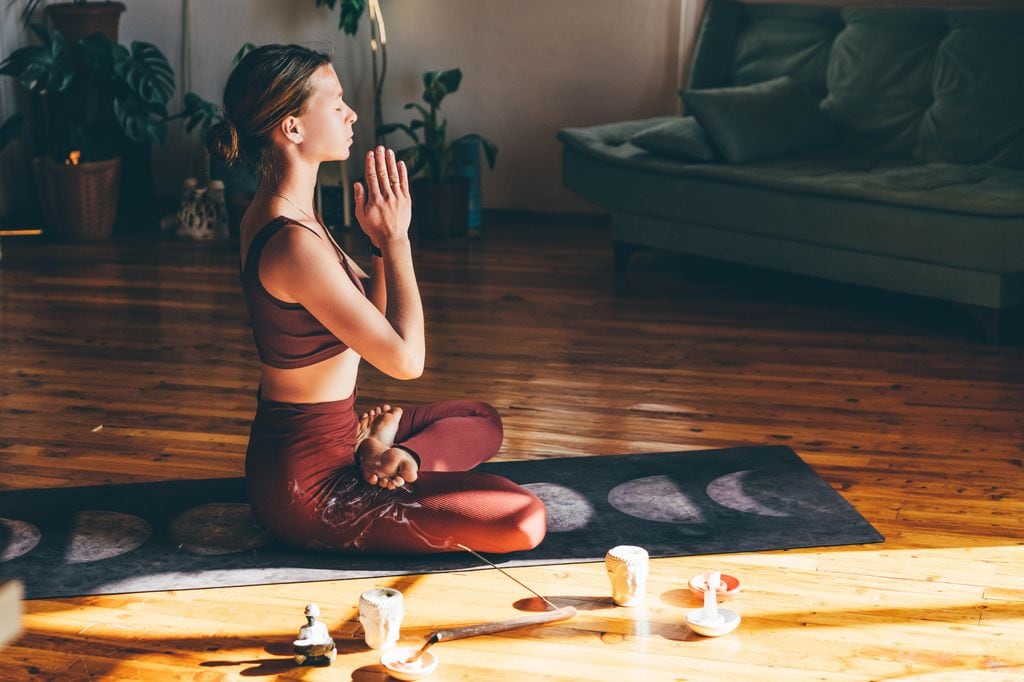 Mujer haciendo yoga