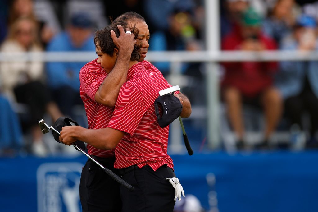 Tiger Woods abraza a su hijo Charlie