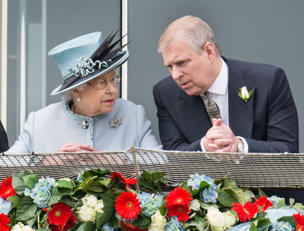 La reina de Inglaterra con el príncipe Andrés