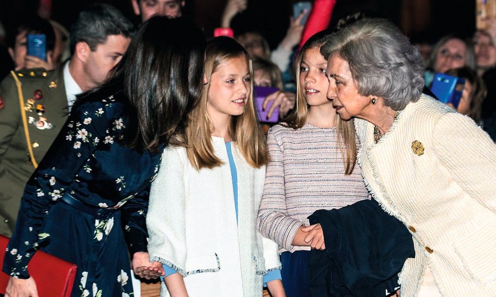 Los reyes con sus hijas en la misa de Pascua en la catedral de Mallorca