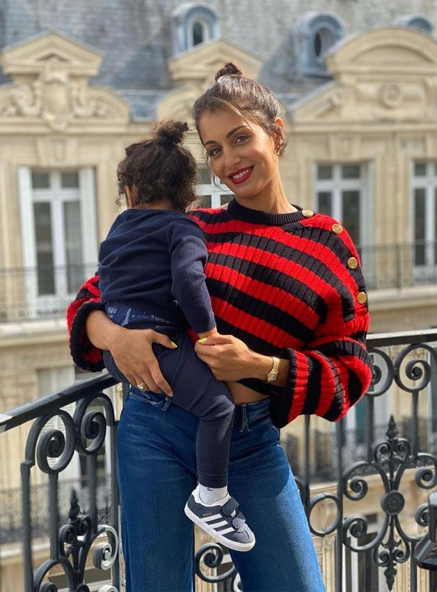 Hiba Abouk con su hijo