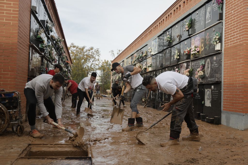 Vecinos limpiando las calles de Valencia