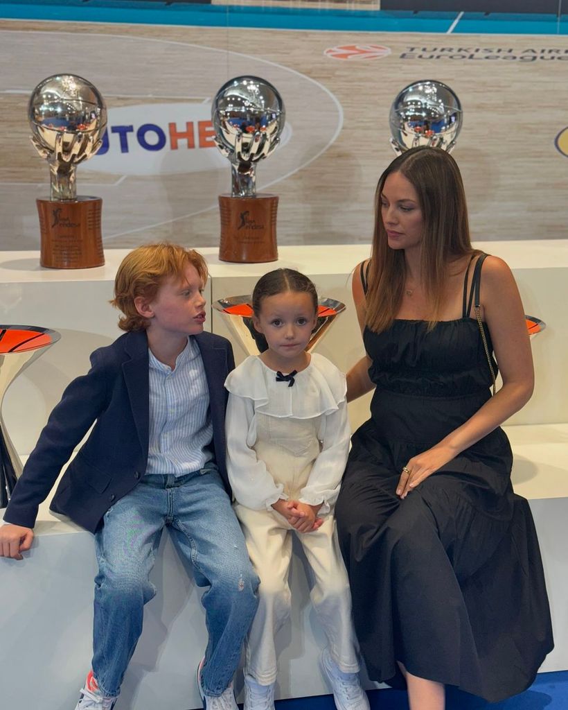 Helen Lindes y sus hijos en el homenaje de despedida a Rudy Fernández en el Real Madrid