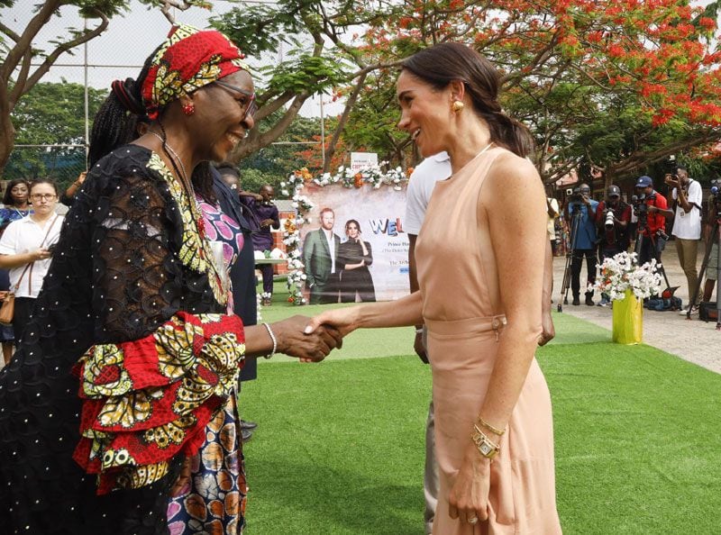 Meghan Markle reaparece en Nigeria y manda un mensaje a la Familia Real con su vestido 'Windsor'