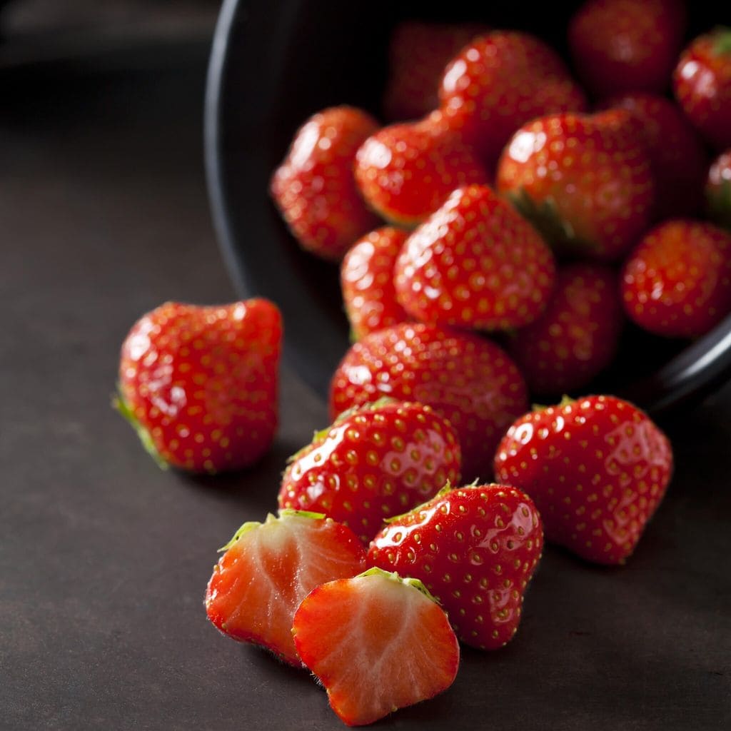 
Las frutas que contienen vitamina C, como las fresas, fortalecen las encías sensibles
