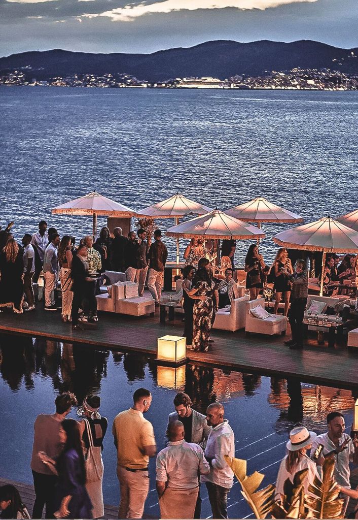 Terraza y piscina del Puro Beach Club en Mallorca