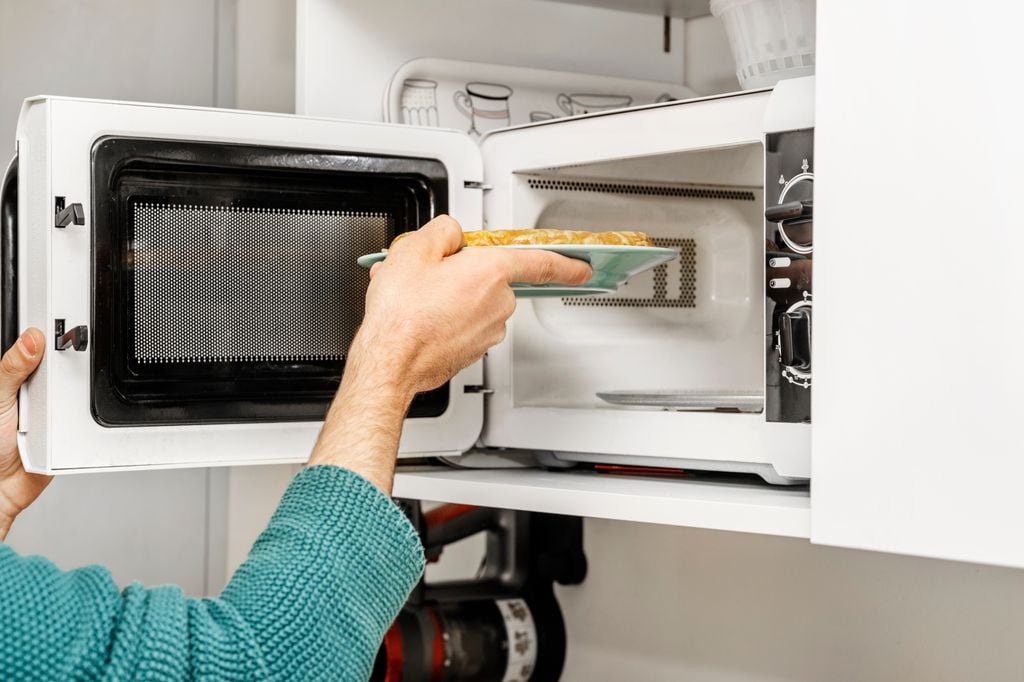 Se puede cocinar la patata en el microondas o en la 'airfryer' con menos aceite.