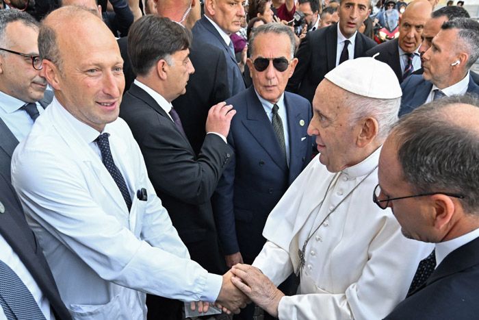 papa Francisco saludando al Dr. Sergio Alfieri,