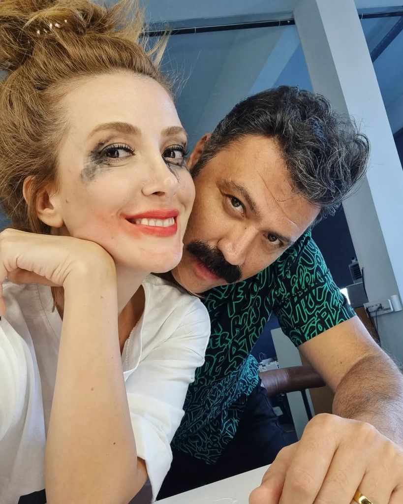 Elit mantiene una relación con el también actor Bülent Emrah Parlak