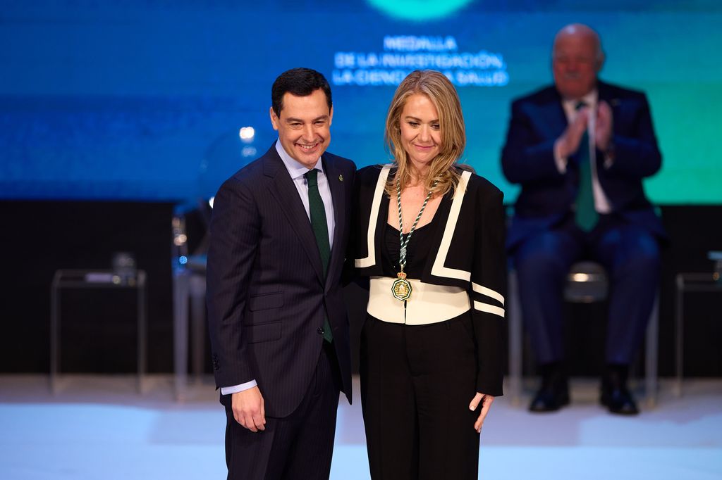 Juan Manuel Moreno, presidente de Andalucía junto a María del Mar García Beltran