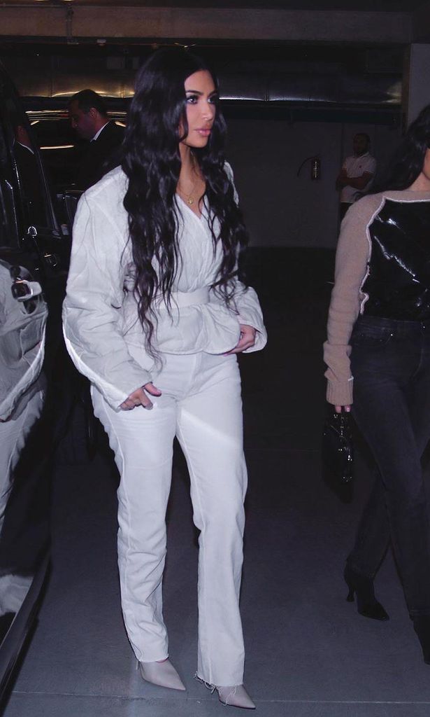 kim kardashian con jacket pantalones y botas en blanco