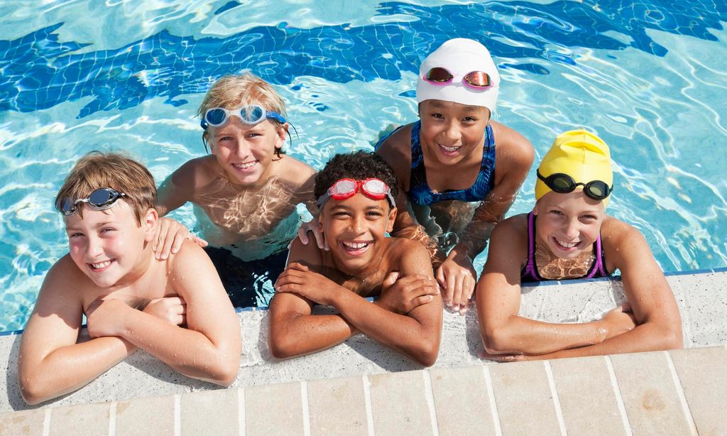 Niños en la piscina