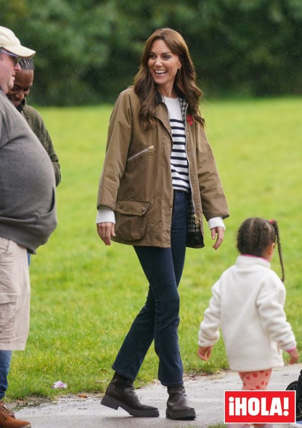 Kate Middleton con jersey a rayas y vaqueros, en Londres