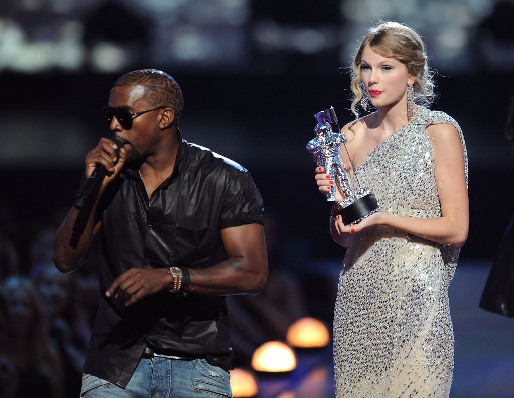 Kanye West y Taylor Swift en la entrega de los MTV VMAs de 2009; cuando él la interrumpió en su discurso  