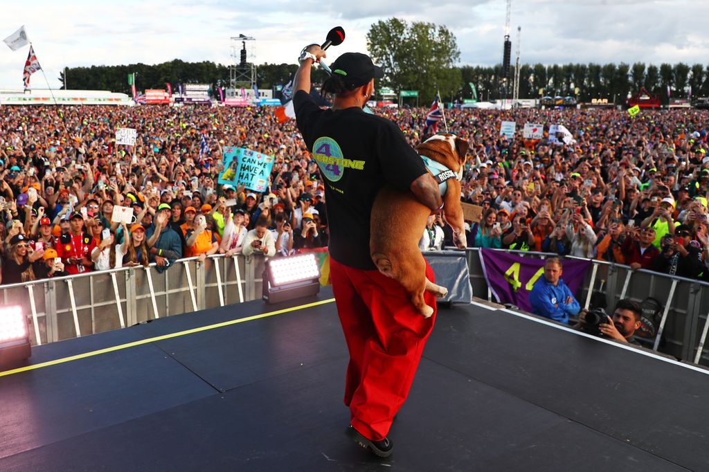 Lewis Hamilton celebra con su perro Roscoe su victoria en el Gran Premio de Gran Bretaña en Silverstone el 7 de julio de 2024 