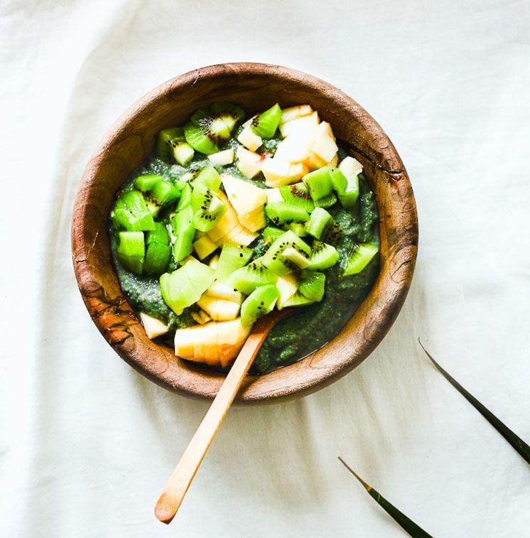 ‘Porridge’ de avena con espirulina y frutas 