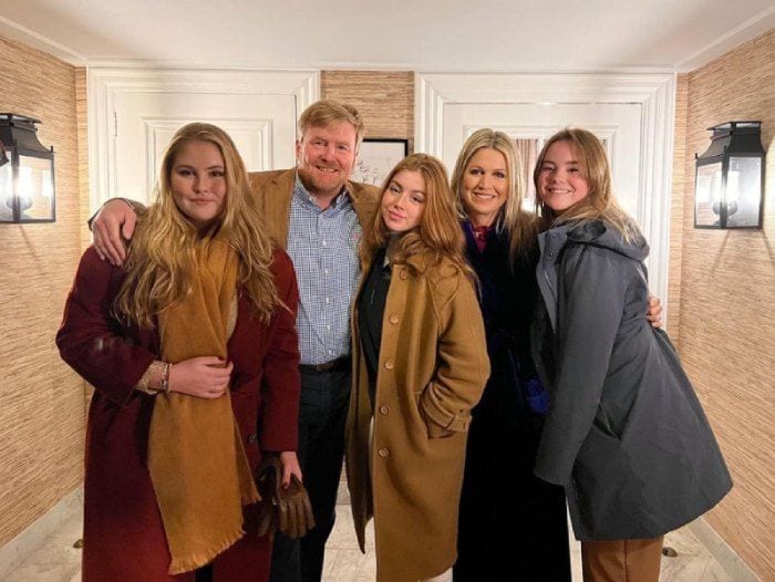 Guillermo y Máxima de Holanda con sus hijas