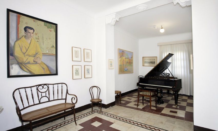 Sala de la Huerta de San Vicente con un retrato del poeta.