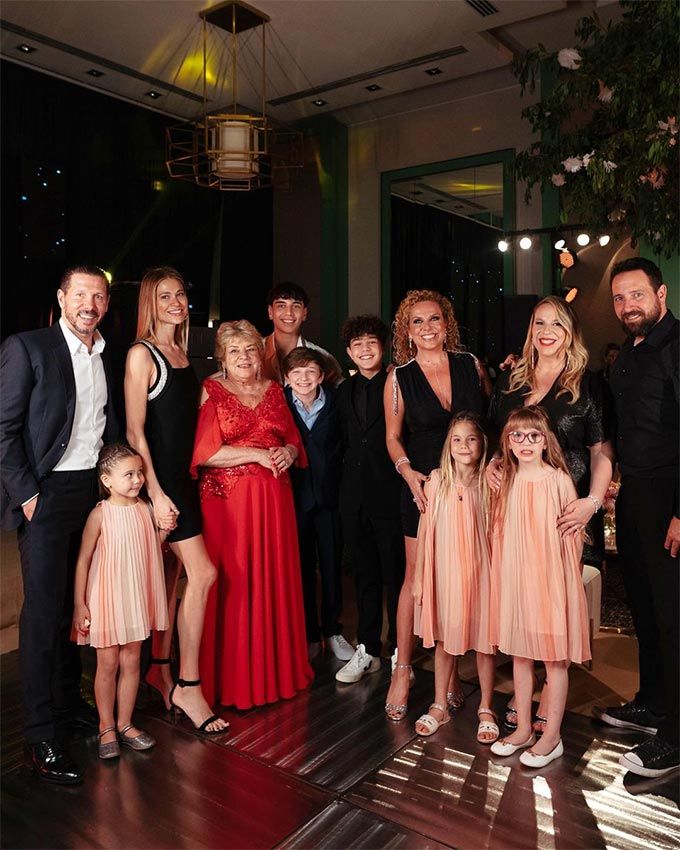 Nilda González, la madre de Diego Simeone, con su familia en su 80 cumpleaños