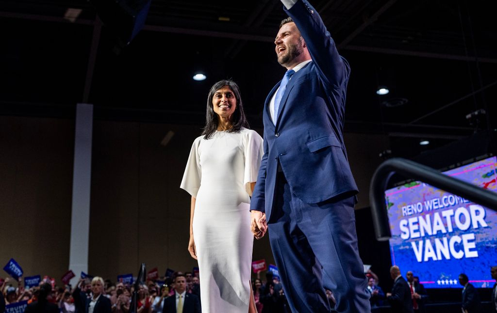 Usha Vance Brilla con Elegante Oscar de la Renta en Cena en D.C. Junto a JD Vance