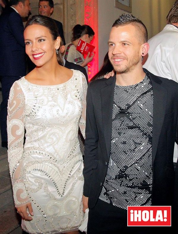 La presentadora y bloguera de HOLA.com, que se casó en vaqueros y zapatillas, apostó por un vestido blanco para acompañar a su marido, el cocinero David Muñoz, a la presentación de la guía Michelín
