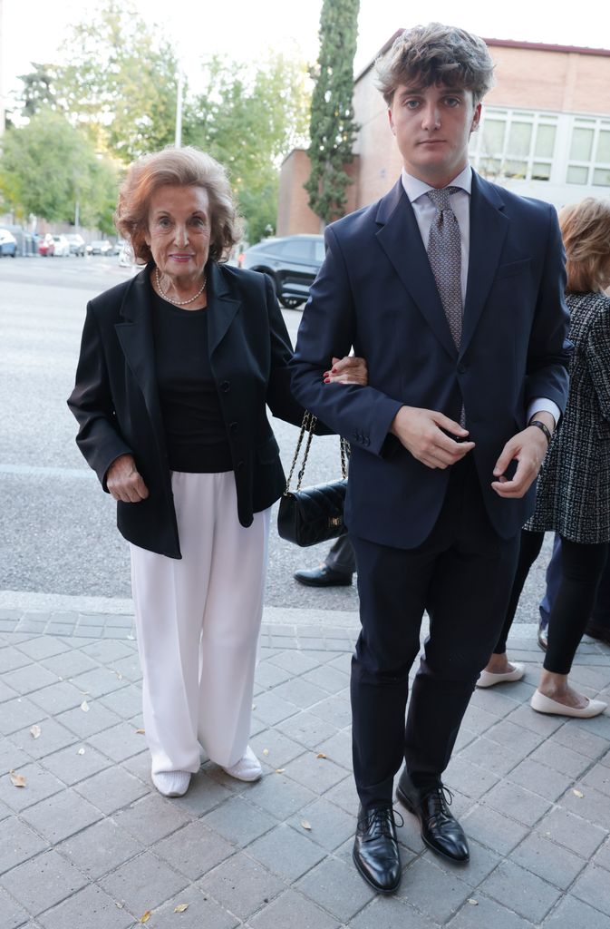 María de los Ángeles Sanz con su nieto Rafael Camino Álvarez en el funeral de Paco Camino en Madrid. 1 de octubre de 2024