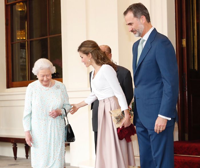 Felipe y Letizia con la reina Isabel