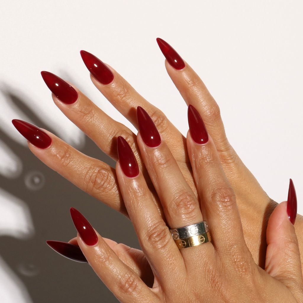 Manicura roja con uñas largas