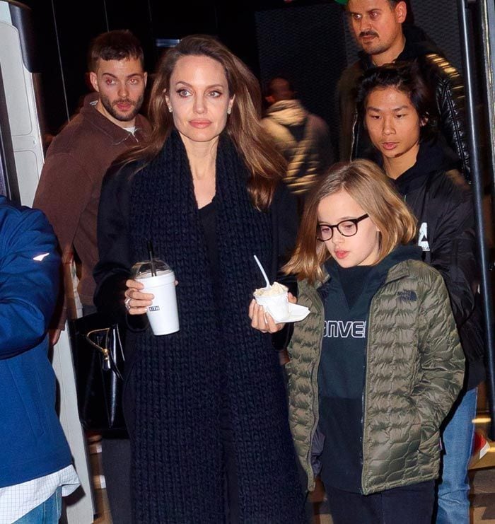 Angelina Jolie y su hija Vivienne, que luce nueva imagen con gafas