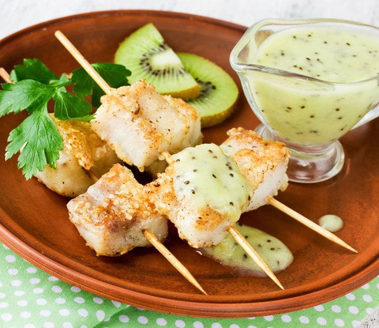 Brochetas de rape con mayonesa ligera de kiwi