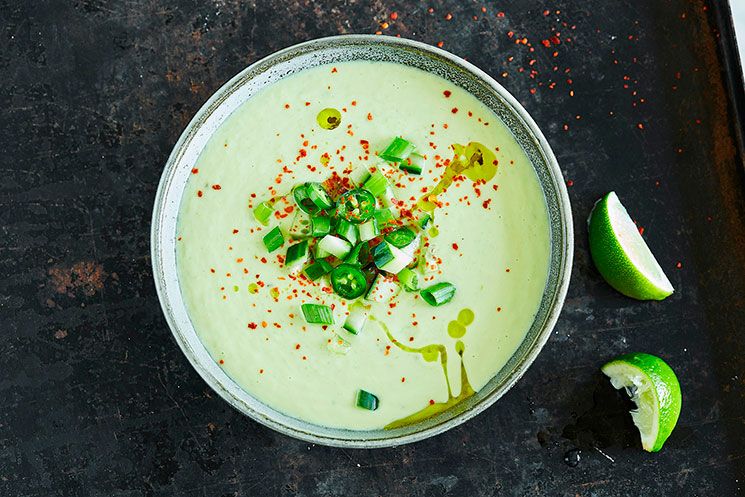 Sopa de pepino y aguacate con yogur