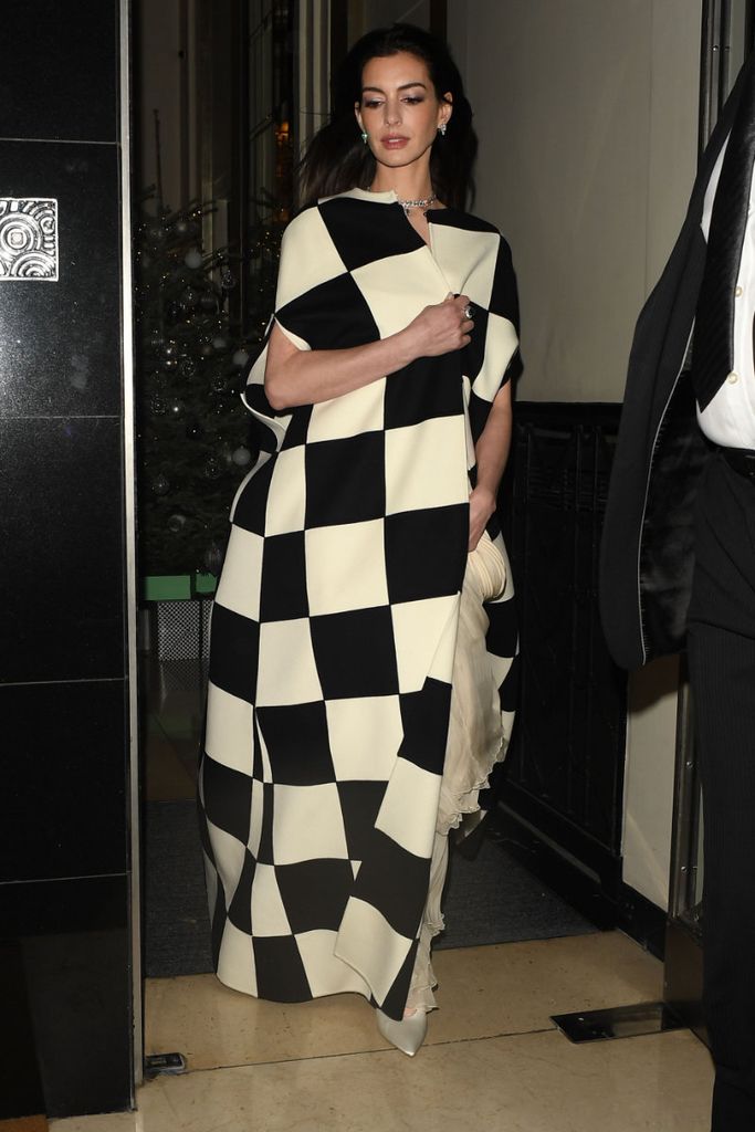 Anne Hathaway en Fashion Awards con vestido Valentino SS93
