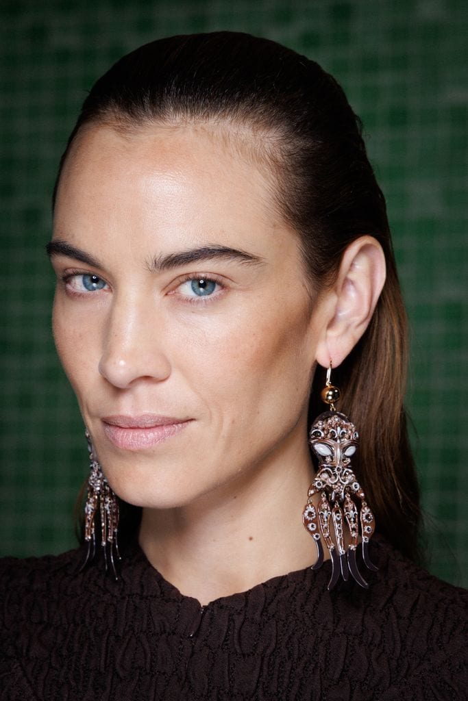 Alexa Chung lució una piel luminosa y un 'wet look' a su paso por la pasarela.