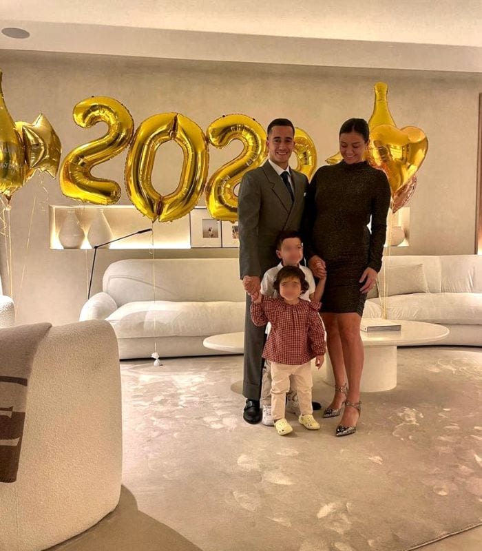 Lucas Vázquez y Macarena Rodríguez junto a sus dos hijos