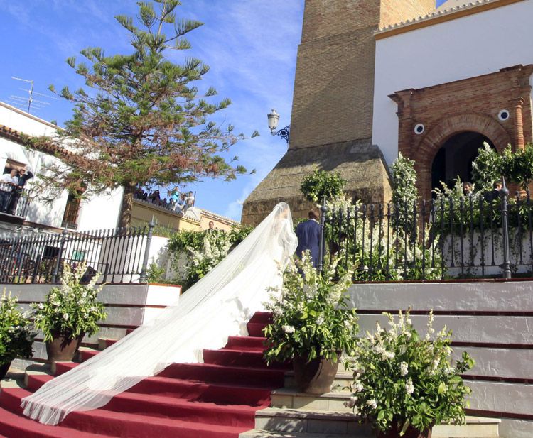 El vestido de Eva, a priori sencillo, escondía multitud de detalles al darse la vuelta: la espalda, en tul de cristal, estaba bordada con nudos franceses y rebrodé de seda dibujando motivos de inspiración floral. A continuación, una hilera de doce botones daban paso a la impresionante cola del vestido
